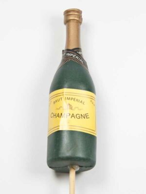 mini champagnefles als decoratie, op een stok