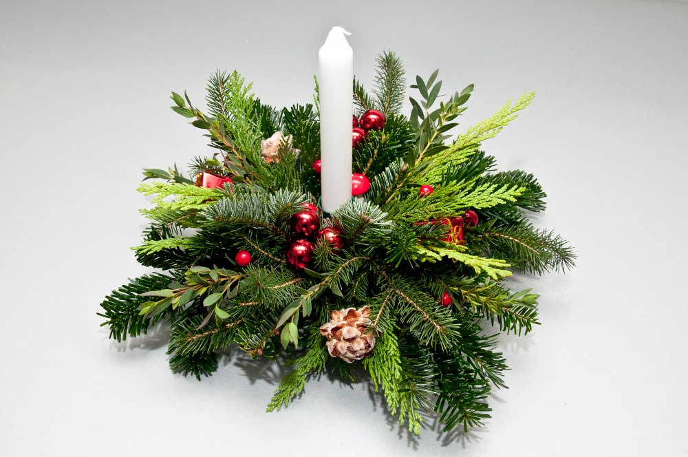 decoratie-naar-keuze-toevoegen-hier-rode-kerstballetjes-leucadendron-pubescens-kadopakjes-paddenstoeltjes